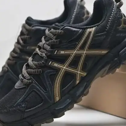 ASICS Gel-Kahana 8 en tonos claros, zapatilla de trail con tacos