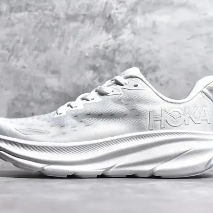 HOKA de mediasuela alta, zapatilla de estilo trail para caminos fáciles