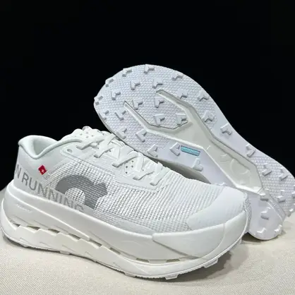 On Cloudultra 3, zapatilla de trail con tacos